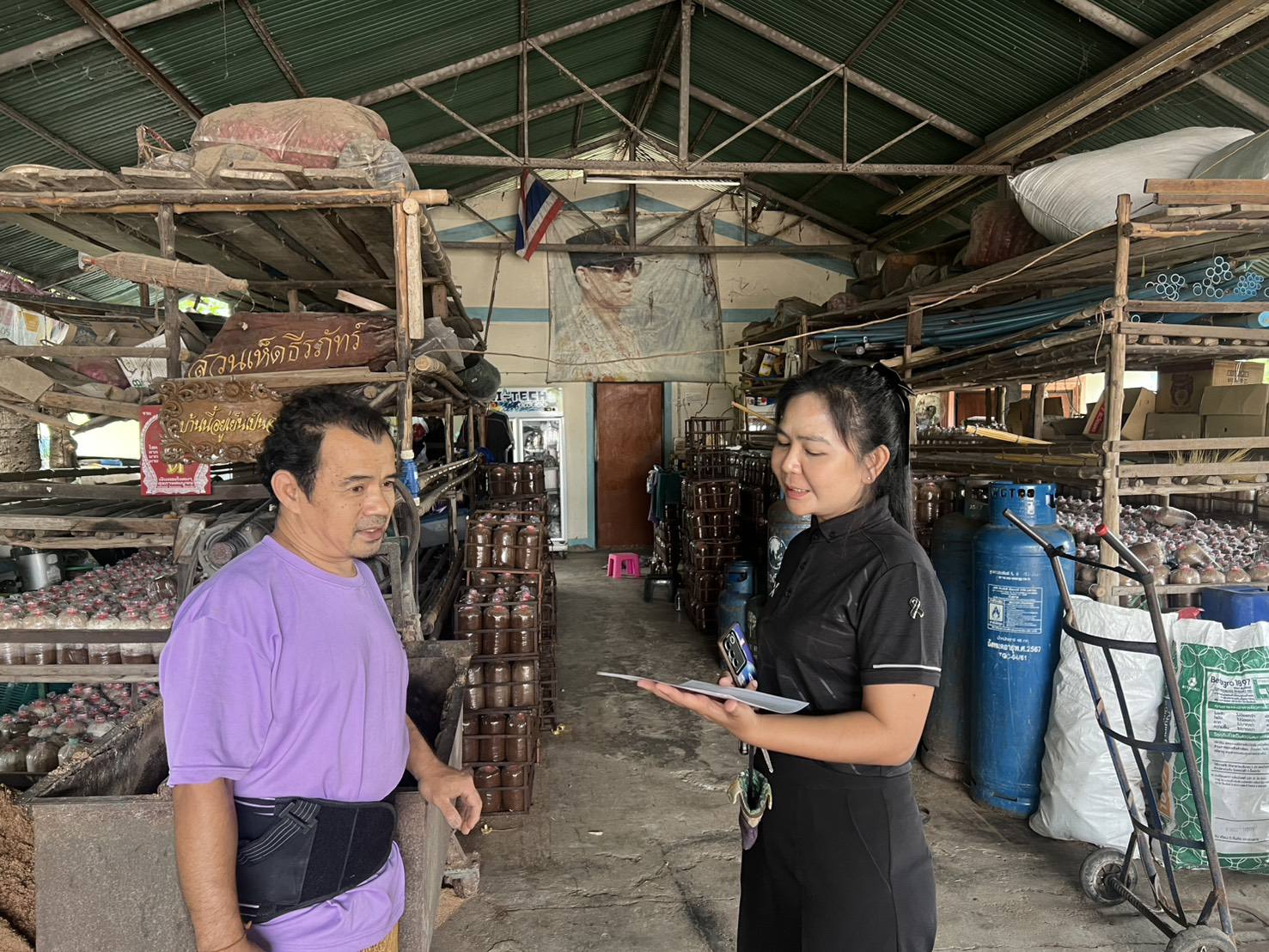 พช.เมืองนครราชสีมา ลงพื้นที่ขับเคลื่อนงานเศรษฐกิจฐานรากในชุมชนโครงการ “คนละครึ่งพลัส”